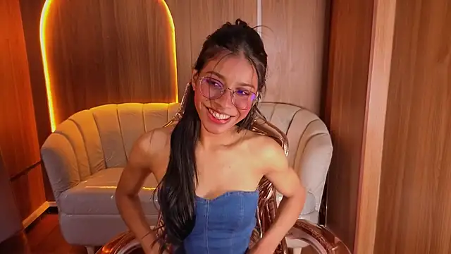 Snapshot of Alina_b_ chatting on 05-15-26, 08:05 Alina b online show from 05-15-26, 08:05