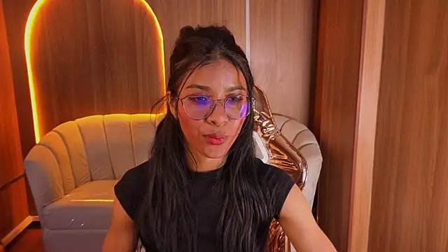 Snapshot of Alina_b_ chatting on 05-27-26, 01:57 Alina b online show from 05-27-26, 01:57