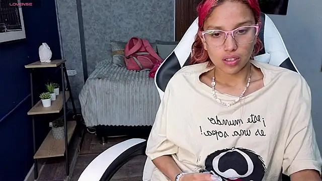 Snapshot of saphire_ chatting on 06-18-26, 02:10 saphire online show from 06-18-26, 02:10