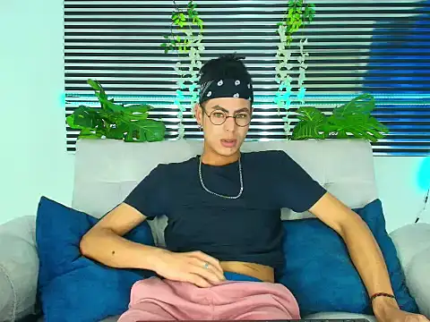 Snapshot of ThiiagoSaeenz chatting on 02-03-26, 02:33 ThiiagoSaeenz online show from 02-03-26, 02:33