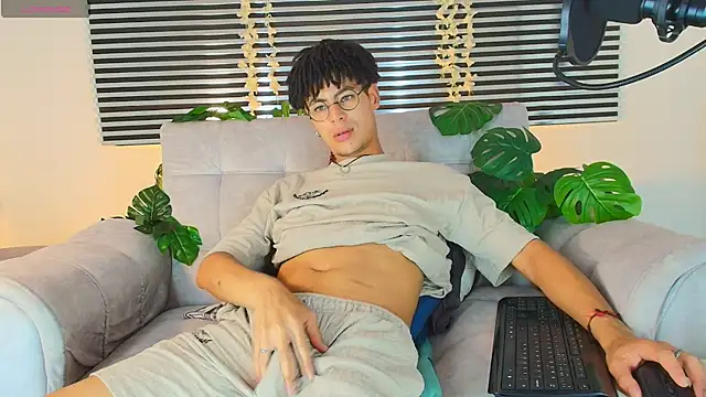 Snapshot of ThiiagoSaeenz chatting on 06-18-26, 08:13 ThiiagoSaeenz online show from 06-18-26, 08:13