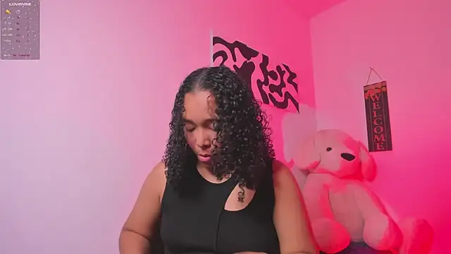 Snapshot of Nia13 chatting on 02-13-26, 05:25 Nia13 online show from 02-13-26, 05:25