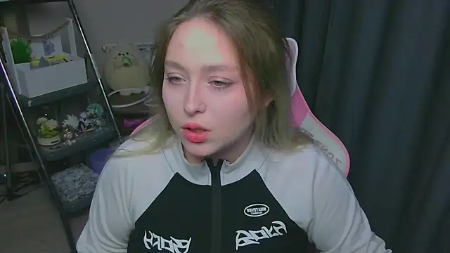 Snapshot of Emiliaaah chatting on 02-03-26, 01:49 Emiliaaah online show from 02-03-26, 01:49