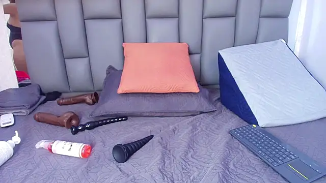 melany roberts  online show from 04-18-26, 03:10