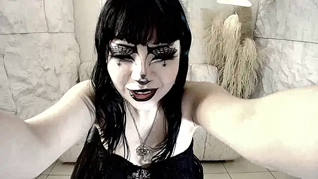Snapshot of vampkitty_r chatting on 02-11-26, 01:10 vampkitty r online show from 02-11-26, 01:10