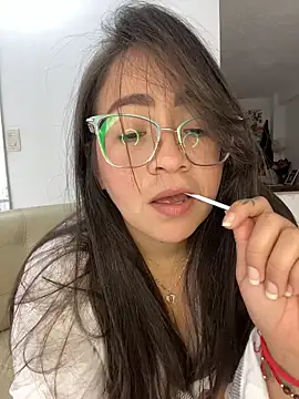 Snapshot of alisbloom chatting on 02-17-26, 06:14 alisbloom online show from 02-17-26, 06:14