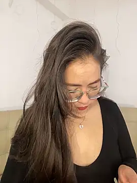 Snapshot of alisbloom chatting on 02-19-26, 06:04 alisbloom online show from 02-19-26, 06:04