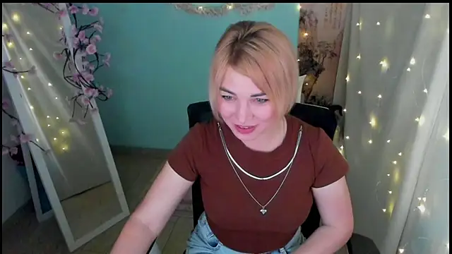 Snapshot of CuttieEmma chatting on 06-16-26, 01:14 CuttieEmma online show from 06-16-26, 01:14