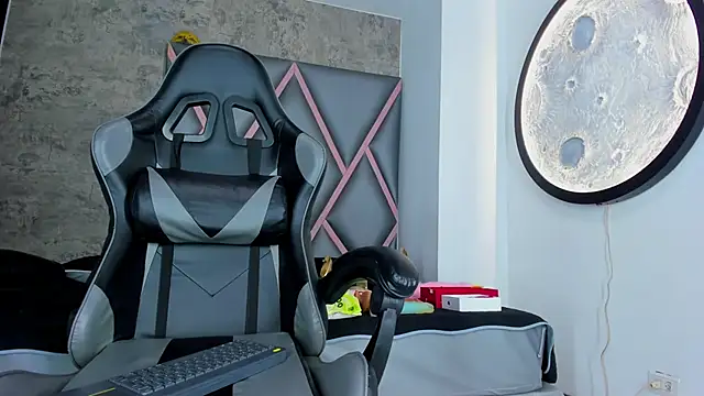 Snapshot of Emily-Queen03 chatting on 02-19-26, 11:39 Emily-Queen03 online show from 02-19-26, 11:39