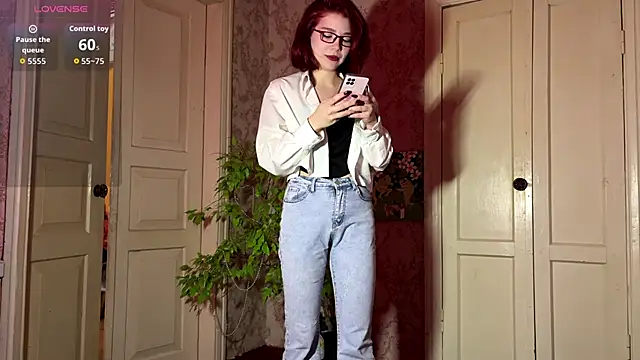 Snapshot of LaurynGeisinger chatting on 02-24-26, 01:42 LaurynGeisinger online show from 02-24-26, 01:42