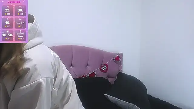 Snapshot of emily_cooper_pym chatting on 02-04-26, 12:00 emily cooper pym online show from 02-04-26, 12:00