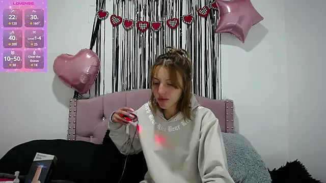 Snapshot of emily_cooper_pym chatting on 02-13-26, 12:01 emily cooper pym online show from 02-13-26, 12:01