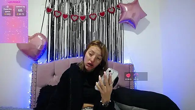 Snapshot of emily_cooper_pym chatting on 02-17-26, 01:18 emily cooper pym online show from 02-17-26, 01:18