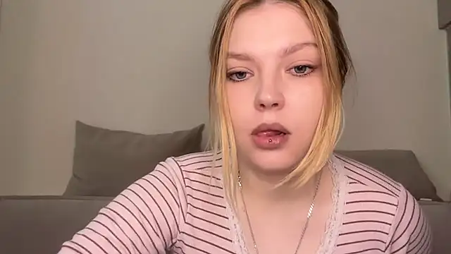 Snapshot of Ophelia_Ritz chatting on 06-17-26, 04:59 Ophelia Ritz online show from 06-17-26, 04:59