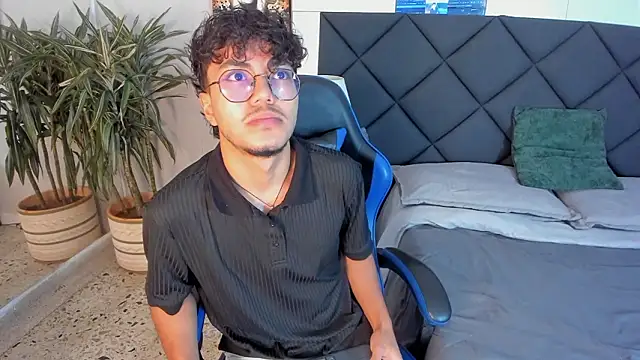 Snapshot of kai_storn chatting on 02-20-26, 11:54 kai storn online show from 02-20-26, 11:54