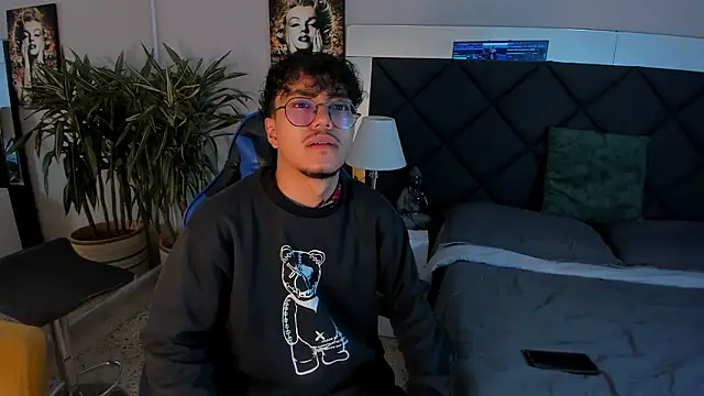 Snapshot of kai_storn chatting on 02-21-26, 11:33 kai storn online show from 02-21-26, 11:33