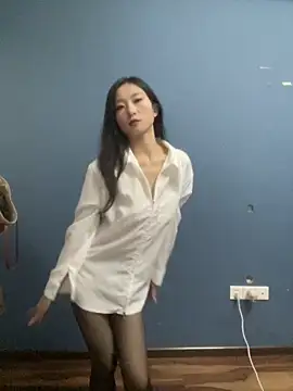 Snapshot of XiaoGui10 chatting on 05-16-26, 02:49 XiaoGui10 online show from 05-16-26, 02:49