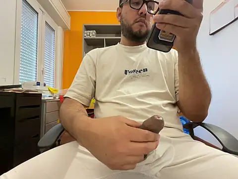 Snapshot of latinocalientehot chatting on 06-18-26, 04:11 latinocalientehot online show from 06-18-26, 04:11