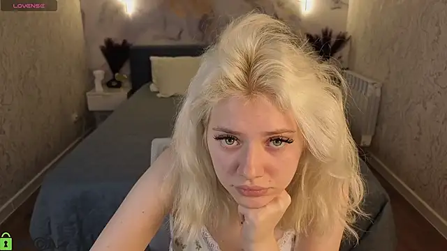 Snapshot of Kate_Krose chatting on 02-14-26, 01:02 Kate Krose online show from 02-14-26, 01:02