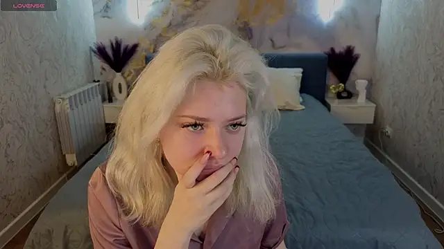 Snapshot of Kate_Krose chatting on 02-17-26, 01:02 Kate Krose online show from 02-17-26, 01:02