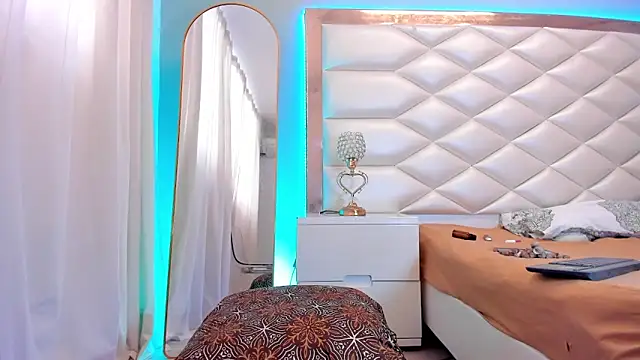 Snapshot of EvelynDivine chatting on 02-25-26, 01:21 EvelynDivine online show from 02-25-26, 01:21