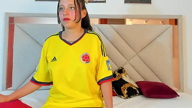 Snapshot of AmberQueen1 chatting on 02-17-26, 12:01 AmberQueen1 online show from 02-17-26, 12:01