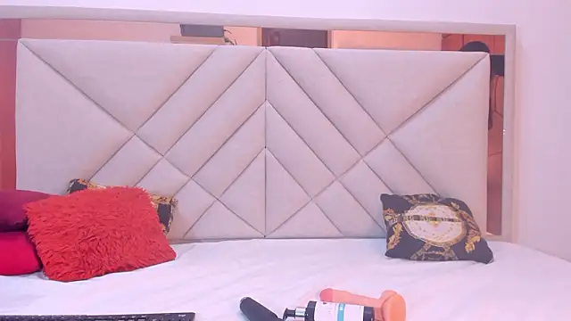 Snapshot of AmberQueen1 chatting on 02-21-26, 12:06 AmberQueen1 online show from 02-21-26, 12:06