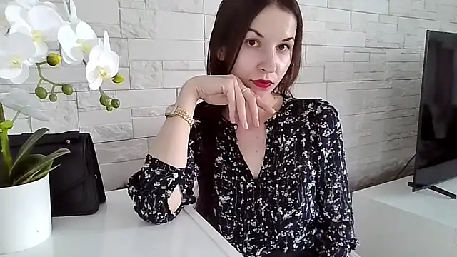 Snapshot of JuliaLovely chatting on 06-11-26, 02:04 JuliaLovely online show from 06-11-26, 02:04