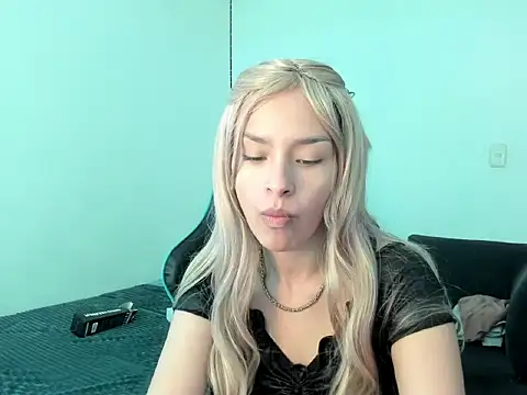 Snapshot of Megan_Blue_ chatting on 02-17-26, 04:24 Megan Blue online show from 02-17-26, 04:24