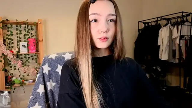 Snapshot of HoneyComfy chatting on 04-11-26, 02:21 HoneyComfy online show from 04-11-26, 02:21