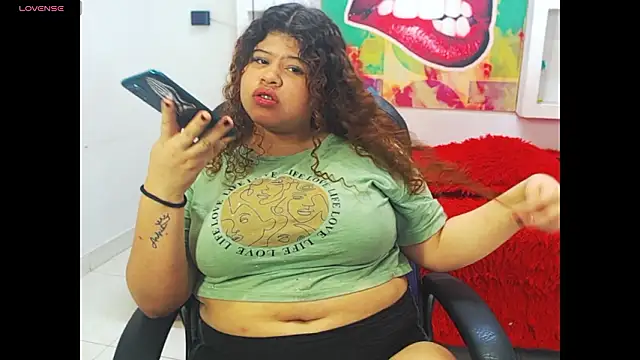 Snapshot of Cloe_r chatting on 02-13-26, 04:25 Cloe r online show from 02-13-26, 04:25