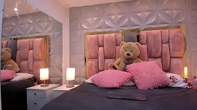 Paris Velvet online show from 04-16-26, 10:45