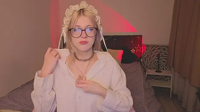 Snapshot of alicedews chatting on 02-08-26, 09:40 alicedews online show from 02-08-26, 09:40