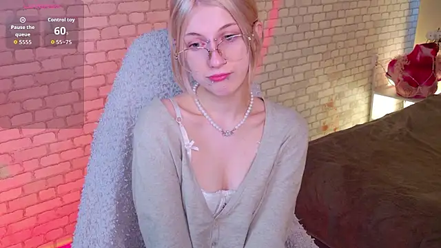 Snapshot of alicedews chatting on 02-24-26, 02:04 alicedews online show from 02-24-26, 02:04