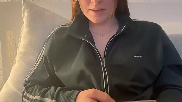 Snapshot of Lucyschickt chatting on 03-02-26, 05:20 Lucyschickt online show from 03-02-26, 05:20