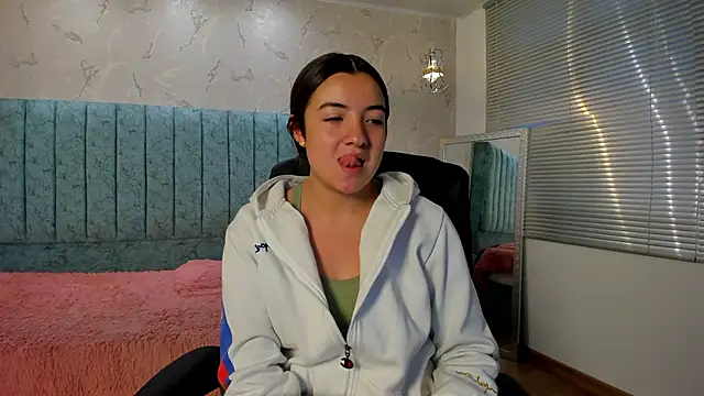 Snapshot of Tara_Parker chatting on 02-14-26, 12:13 Tara Parker online show from 02-14-26, 12:13