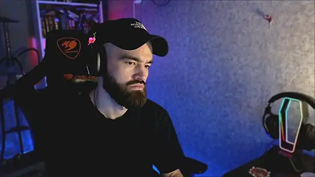 Snapshot of _Mostly_ chatting on 03-02-26, 07:21 Mostly online show from 03-02-26, 07:21