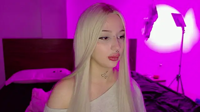 Snapshot of Lolykari chatting on 05-16-26, 02:49 Lolykari online show from 05-16-26, 02:49
