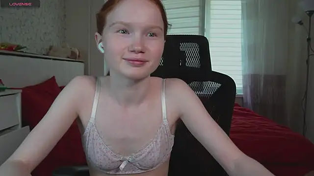 Snapshot of Nellie_baby chatting on 07-21-26, 11:34 Nellie baby online show from 07-21-26, 11:34