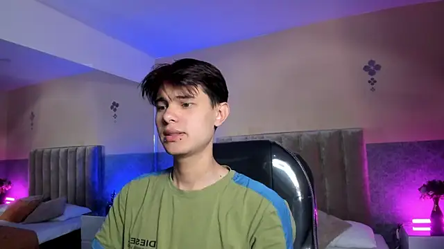 Snapshot of Derek_Sinn chatting on 04-22-26, 08:10 Derek Sinn online show from 04-22-26, 08:10