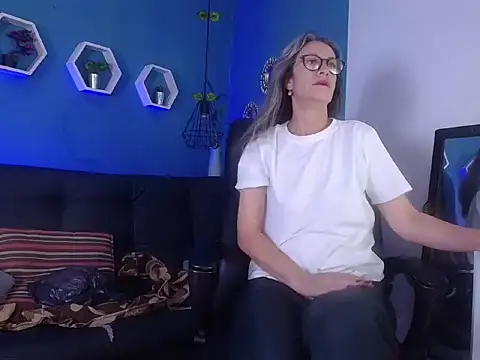 laurasofia45 online show from 03-01-26, 10:17