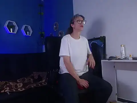 laurasofia45 online show from 03-01-26, 10:23