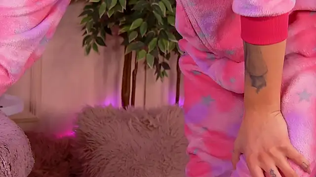 Snapshot of CrystalRedd chatting on 02-11-26, 05:45 CrystalRedd online show from 02-11-26, 05:45