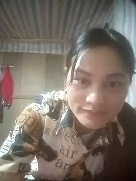 Snapshot of Momo-biki chatting on 04-18-26, 02:15 Momo-biki online show from 04-18-26, 02:15