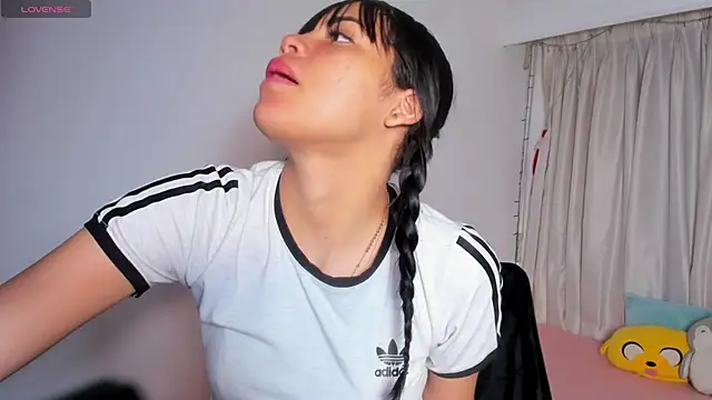 Snapshot of kendall_hernandez chatting on 02-16-26, 02:13 kendall hernandez online show from 02-16-26, 02:13