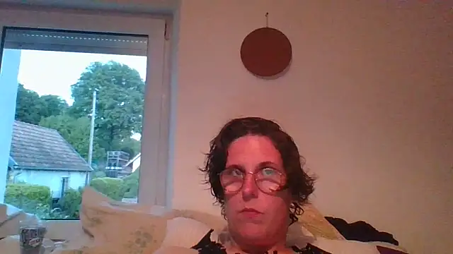 OIseauNoir88 online show from 05-18-26, 07:09