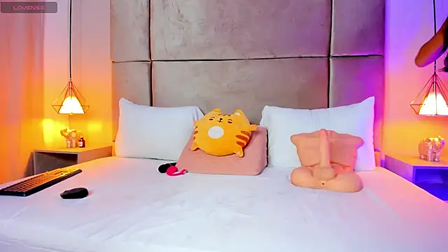 Snapshot of Zafiro11_ chatting on 02-23-26, 12:02 Zafiro11 online show from 02-23-26, 12:02