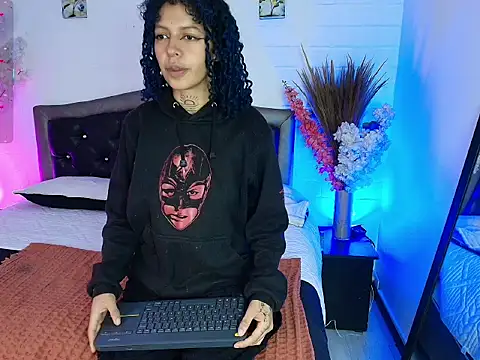 Snapshot of HannahBlue_ chatting on 02-12-26, 12:33 HannahBlue online show from 02-12-26, 12:33