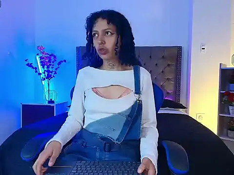 Snapshot of HannahBlue_ chatting on 02-23-26, 12:24 HannahBlue online show from 02-23-26, 12:24