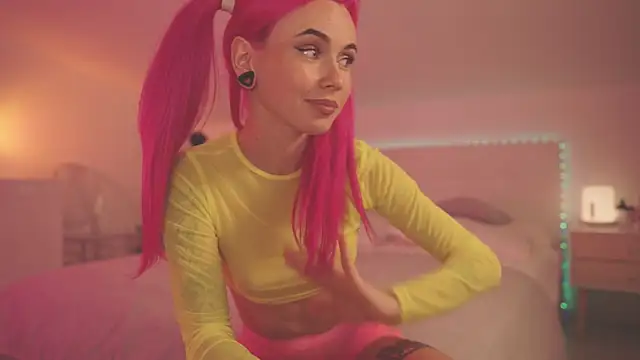 Snapshot of Sarah_Pink chatting on 12-06-24, 05:00 Sarah Pink online show from 12-06-24, 05:00